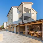 Three-bedroom In Медулин