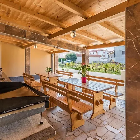 Three-bedroom In شقة