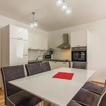 شقة Three-bedroom In ميدولين