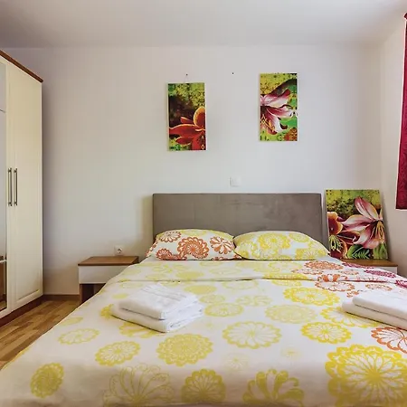 Three-bedroom In شقة ميدولين