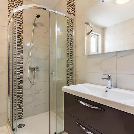 Three-bedroom In شقة *